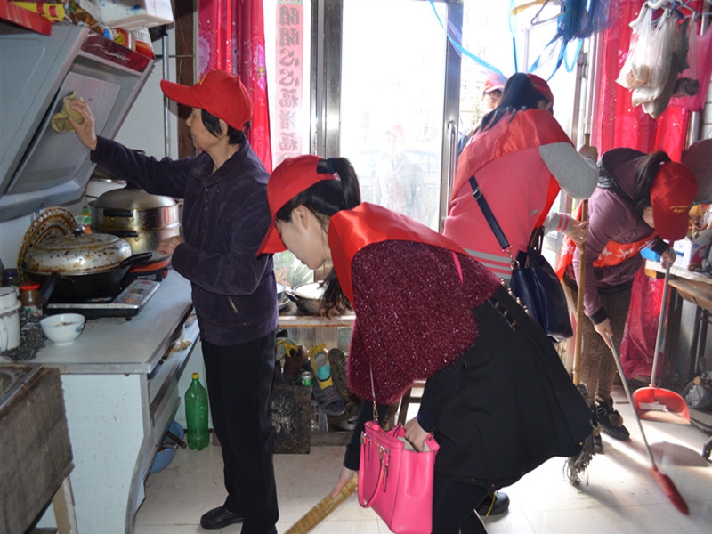 1677803699994399.jpg 帮助独居老人清扫卫生.jpg