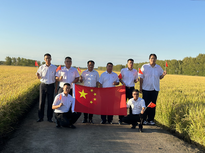 1695866869595775.jpg 3.我和国旗合个影7区王茂光.jpg