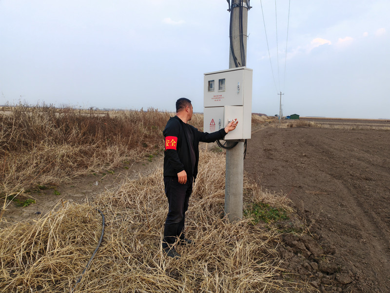1712734863624236.jpg 大棚基地 检查线路.jpg