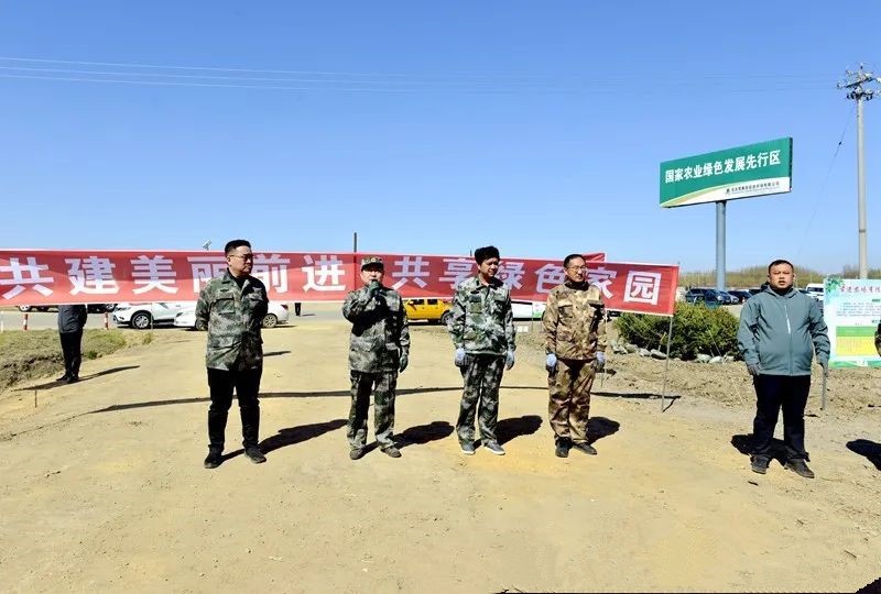 1715073381326867.jpg 前进农场有限公司开展义务植树活动1.jpg