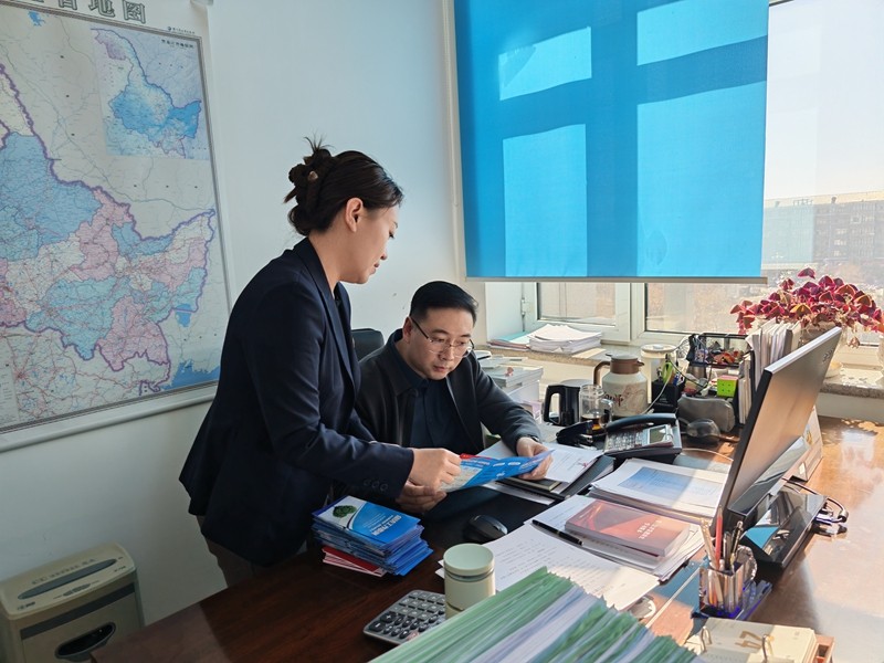1774335487722752.jpg 刘坤发放宣传册.jpg