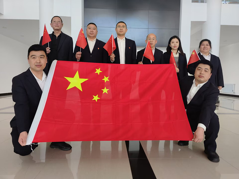 1777511141475590.jpg 我和国旗合个影照片_副本.jpg